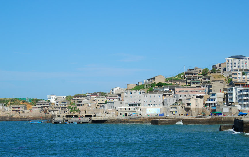 浙江沿海温州、舟山、宁波、台州等地有离岛不下20个,7-8月岛上的海风大到你无法想像,挑个海岛去避暑吧!去海岛上享受世外桃源的清凉。要出发小编特别为你挑选了几个最浪漫的浙江海上度假小岛轻松远离高温不厌世,走起啦! 【舟山东极岛:祖国最东端的世外小岛】 东极是我国管辖的最东边海岛,人烟稀少。又因离大陆架最远,海水湛蓝。海派建筑颇有布达拉宫气势,野生海鲜价格便宜,悬崖峭壁高耸,希腊风格的渔民石屋和海面相印成趣。阳光、碧海、岛礁、海味,是它给你的礼物。 推荐游览 整个东极主要由庙子湖、青浜、黄兴、东福山为