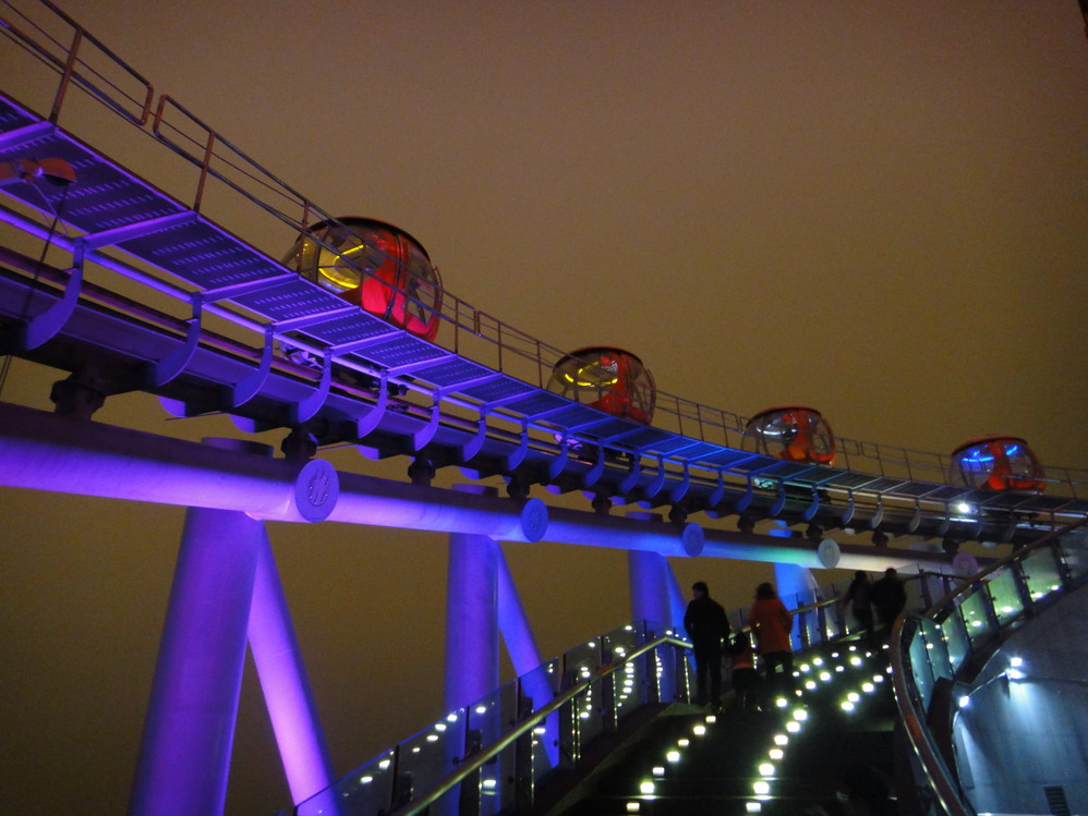 世界之巅,一塔倾城,360度俯瞰广州,见证幸福  与一般竖立的摩天轮不同