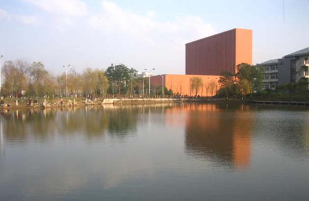 Step 4 云湖 而在图书馆的侧面就是重庆大学美丽的云湖了。 Step 5 第一教学楼 绕过云湖,就是重庆大学的第一教学楼群 Step 6 缙湖 而与云湖隔路相望的则是重庆大学虎溪校区另一个缙湖。 Step 7 银杏大道 而在两湖之中,有一条银杏大道。在这条道路上面,两边的银杏树肃然挺立,常常会有人在树下散步,也有人骑着单车在道路上面骑行玩耍。 Step 8 第二实验楼 走过银杏大道,向左的方向,就会看到宏伟的第二实验楼。 Step 9 情人坡,梓婷爱情树 在虎溪校区除了著名的银杏大道之外,