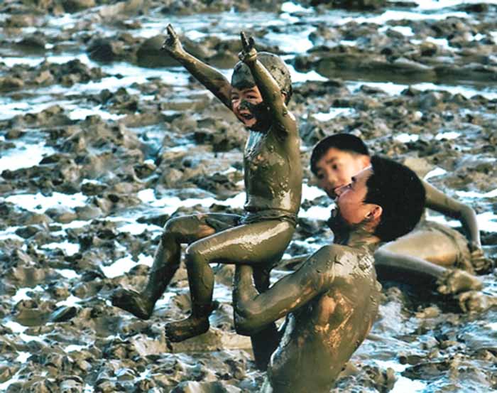 三、主要景点 1、滑泥主题公园 中国秀山岛滑泥主题公园位于秀山岛的西北端,面临上千亩平缓滩涂,背依省级湿地自然保护区,区域资源优势独特,自然景色秀美。园内设计讲求自然与艺术的和谐统一,为人们提供一个集旅游度假、休闲、疗养、科学教育、文化于一体的娱乐场所。公园分大、中、小三个活动功能区域,设有风帆滑泥、木桶滑泥、泥竞技比赛、现代泥瘦身、攀泥运动、泥浴、泥疗、泥钓等项目,内容丰富、有趣、刺激。 泥疗服务中心设有天然神泥宫保健室、泥疗室及温泉浴等设施,而泥疗又分为热泥浆浴、局部泥敷、埋敷躯体几种疗法,通常是把