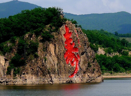 大牌坊-万寿南路-万寿广场-万寿公园-民间综艺馆-衙门-旅游商品街-庙会广场-文庙-城隍庙-沿万寿河返回(休闲风光带)-钱庄-镖局 团队游 衙门-旅游商品街-民间综艺馆-万寿公园-万寿广场-青龙溪-大牌坊 长寿古镇好玩的地方 如果在长寿古镇遇见你,那么,我们一定要在大牌坊合影,见证我们相遇的地点。 如果在长寿古镇遇见你,那么,我们一定要漫步在长寿湖。湖面辽阔,碧波万顷,水中倒影若画,气势极为壮观,浅云遮日,烟波浩渺,水天一色。 如果在长寿古镇遇见你,那么,我们一定要在长寿湖小火车坐坐,火车上形状各异、