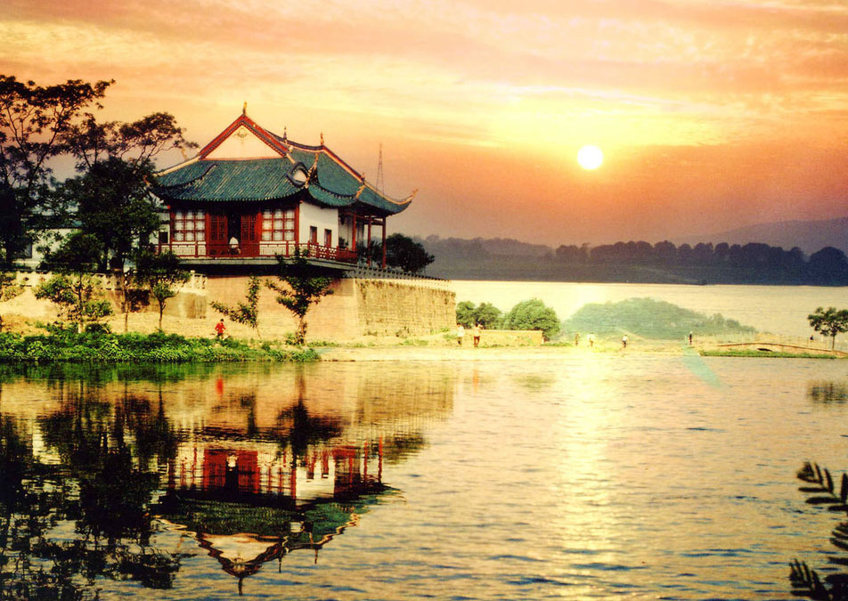 位于湖北省武汉市东湖风景名胜区磨山景区南麓,三面临水,回环错落,自