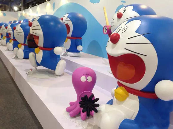 本次哆啦A梦45周年特展是哆啦A梦目前内容最全面、占地面积最大的室内展览,展览以全纪录的方式从哆啦A梦诞生的场景开始讲述哆啦A梦的故事。 展出亮点: 真实再现:45组憨态可掬的1:1比例的哆啦A梦模型,位于秘密道具展示区。 还有你从没见过的始祖哆啦A梦。 还原经典:体验时光机,时光隧道被原景重现,真正走入大雄的家,体验哆啦A梦的秘密道具,玩一把竹蜻蜓、爱情伞。 买买买:周边商品首发,展览将有最全的哆啦A梦纪念商品售卖,甚至连最新的电影《哆啦A梦:伴你同行》的周边都有亮相。 不忘初心:藤子