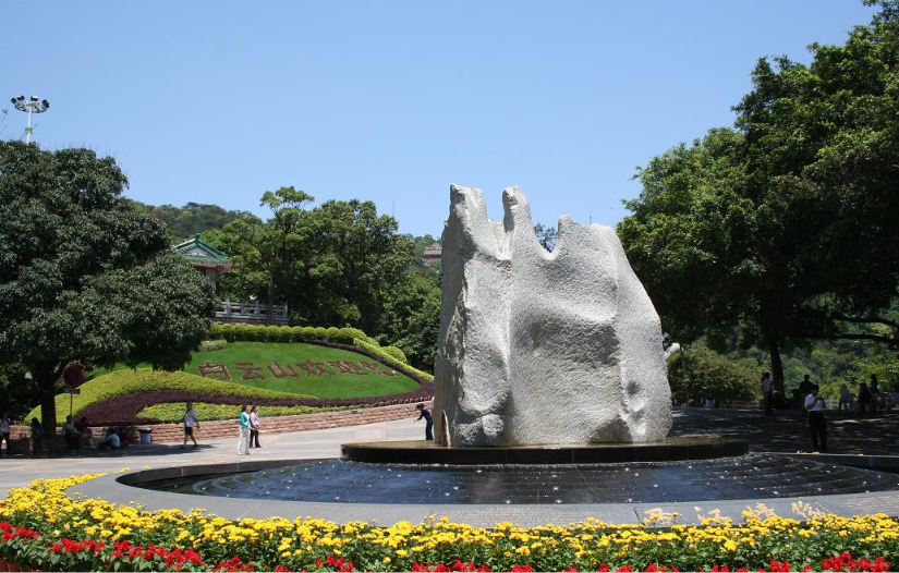 花红峪 花红峪景区面积10.58平方公里,其景观有硕果飘香:花红峪一带山区,山岗上成片成林的果园,主要是苹果和梨类果树。每当春暖花开季节,果园处处飘香,梨花白似雪,山花红胜火,漫山遍野多姿多彩。秋天苹果红了,梨也金黄色了,山山岭岭,洋溢着丰收的喜悦。春观山赏梨花;秋游山品秋果。金蚕戏叶,蟒沟孙家沟一带的山坡,生长着柞木林,满山坡柞林,年年上山放蚕。漫山满树金蚕爬在柞树叶上戏食着柞叶,进入大自然的这种生物圈,同样会令人兴趣盎然。 白云山千百年来是佛、道修身养性、成仙正果的灵山天堂,是人佛共存、人仙