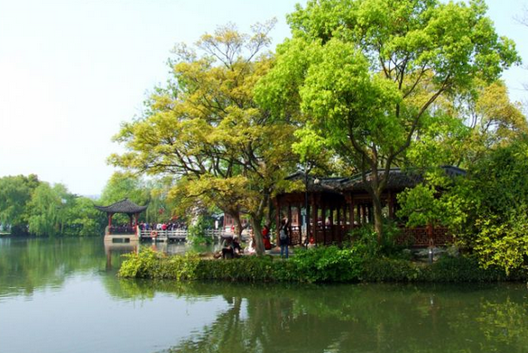 三潭印月 小瀛洲呈田字状,外圈和内十字有岛桥相连,亭台轩榭,点缀其间,内部被岛桥自然分割成四个湖,中心绿洲的竹径通幽艺术墙充满诗情画意。岛南端的我心相印亭前可观赏三潭印月胜景。每到中秋月夜,放明烛于塔内,灯光外透宛如15个小月亮。此时,月光、灯光、湖光交相辉映,夜景十分迷人。 门票价格:20元 开放时间:07:30 - 16:30 地址:浙江省杭州市西湖区三潭印月岛